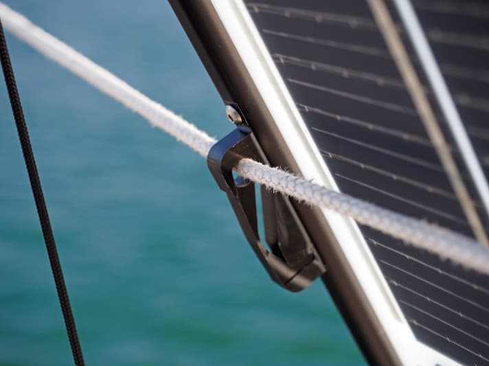 Mit den Kunststoffhaken lässt sich das Modul einfach auf die Relingsdurchzüge klipsen