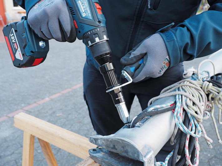 Auch Niete mit größerem Durchmesser lassen sich dank der Power aus dem Akku-Bohrschrauber einfach setzen