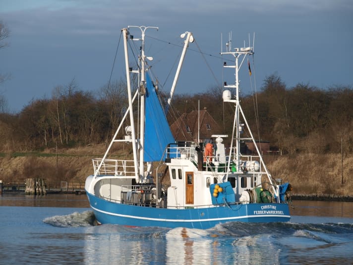 Retter in der Not: der Fischkutter „Christine „aus Fedderwardersiel. Fischer Söhnke Thaden fackelt nicht lange, als ihn die Seenotretter um Unterstützung bitten – „Für uns ist das selbstverständlich“