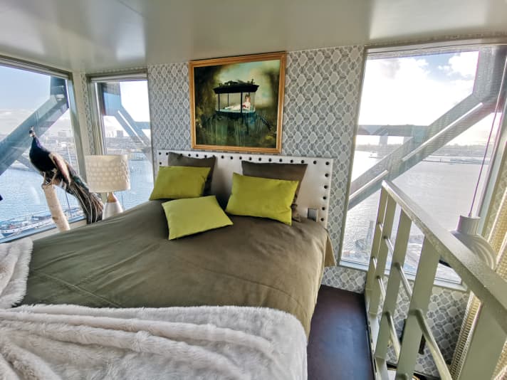 In den Suiten des Kran-Hotels haben Gäste einen tollen Ausblick über Amsterdams Hafen