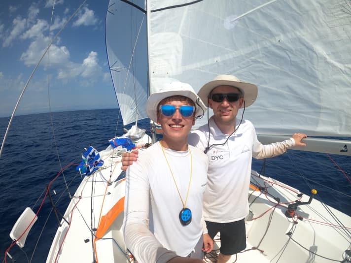 L'equipaggio di "Mare Nostrum" con lo skipper Melwin Fink e Hendrik Lorenz (a destra)