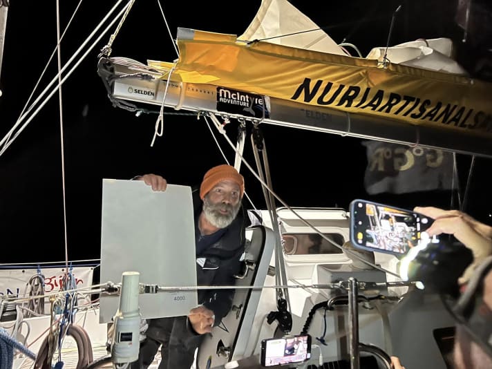 Michael Guggenberger proudly presents the nautical chart of the world on which he enters his position every Sunday. "You can sail actively and less actively," says the Austrian. "I take it easy on Sundays."