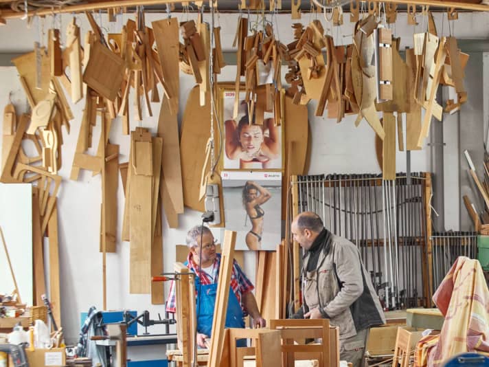 Fondato nel 1958, il cantiere vive principalmente di rimessaggio invernale e assistenza, ma la ciliegina sulla torta restano le nuove costruzioni, che nascono da migliaia di pezzi singoli.