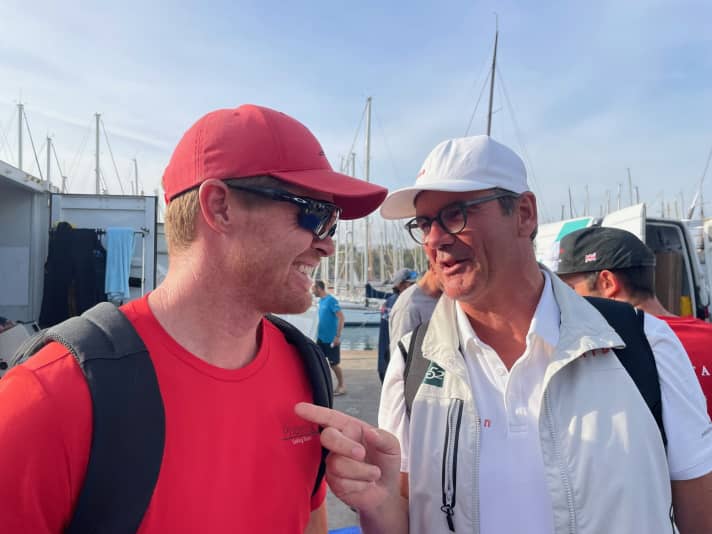Im Regattadorf beim gastgebenden Real Club Náutico de Barcelona: Harm Müller-Spreer im Gespräch mit Tom Slingsby | 