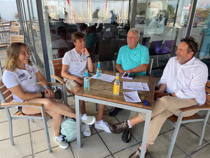 Enjoying the dialogue even before the official panel discussion (from right): Presenter and sailing professional Tim Kröger, 1972 Olympic seventh-placed Hans-Christian Schröder, Ilca 6 European youth champion Ole Schweckendiek and Nacra 17 bronze medallist Alica Stuhlemmer