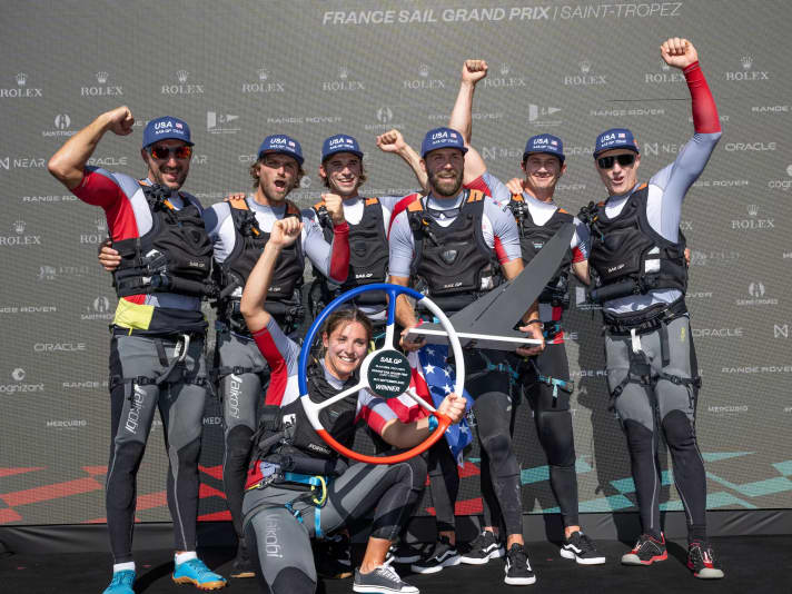 Sieger in Frankreich: Jimmy Spithill, CEO und Steuermann des USA SailGP Teams, und seine Crew feiern ihren Triumph beim Range Rover France Sail Grand Prix in Saint-Tropez . Wertvolle Revierkenntnisse brachte die kurzfristig als Ersatzfrau für die verletzte Stephanie Roble angeheuerte Französin Amélie Riou mit in die Mannschaft