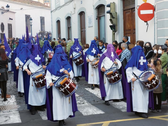 Procession de Pâques à Santa Cruz, la capitale de l'île de La Palma. Des tambours encapuchonnés et d'autres musiciens défilent dans les ruelles.