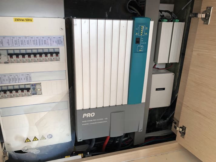 Convertire e caricare: Se il caricabatterie e l'inverter si trovano in un unico alloggiamento, si risparmiano spazio e cavi. Pratico
è un circuito a priorità di rete, che evita di dover cambiare l'alimentazione in porto. Per far funzionare gli elettrodomestici da cucina, l'inverter dovrebbe avere una potenza continua di almeno 2.000 watt. Gli apparecchi di marca di questa classe costano circa 1.100 euro. Un combinato con caricabatterie costa circa 1.500 euro.