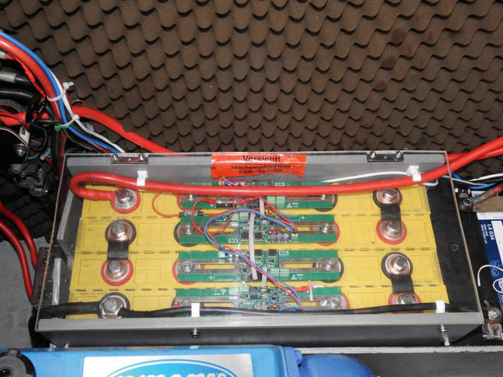 Lithium batteries are part of the solution: the pack of Winston cells shown above has a capacity of 700 ampere hours and can also cope with very powerful inverters. This means that even extensive cooking sessions underway or at anchor are no problem. Nevertheless, the energy balance should be even, i.e. sufficient recharging is required between hot meals