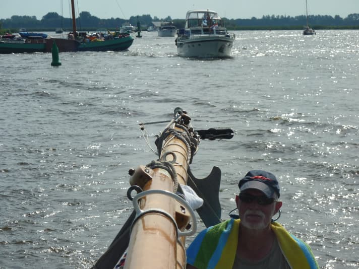   Mât dressé, c'est parti : de nombreux plaisanciers font passer leurs bateaux par le canal Ems-Jade