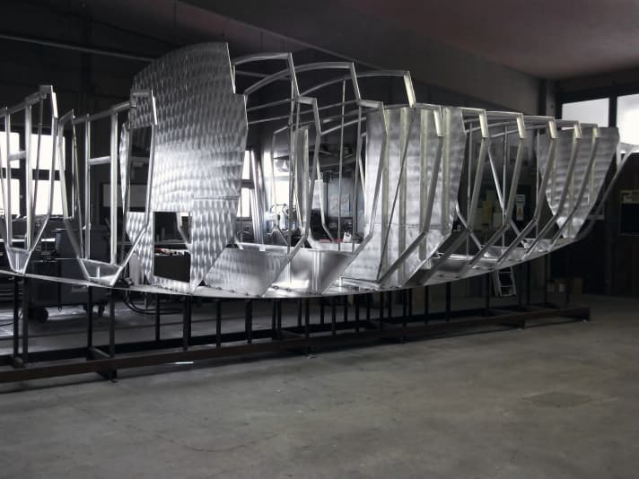   Une coque en construction chez Rehberger dans le sud de l'Allemagne. Dans les années 1980 et 1990, les anciens autoconstructeurs sont devenus des fabricants de coques soudées pour d'autres propriétaires.