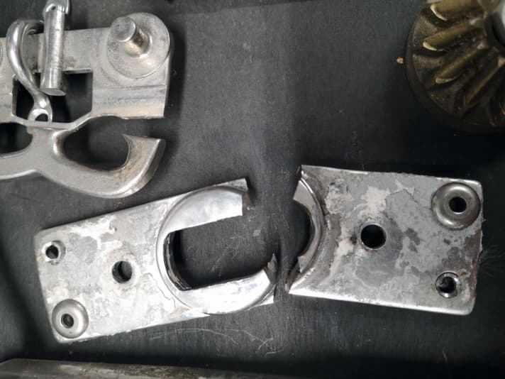 Such broken retaining plates quickly cost the mast