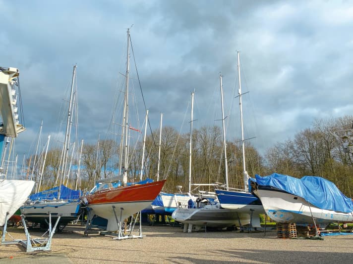   Whether in the water or out in the open: a few extra lines protect the boat and tarpaulins in long-lasting storms