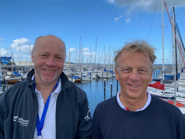   Senza un 505 alla Kieler Woche, Wolfgang Hunger non può inseguire il 25° titolo: il timoniere esce quindi in acqua privatamente per guardare, mentre il prodiere Holger Jess allena i giovani 29er di successo della Germania.