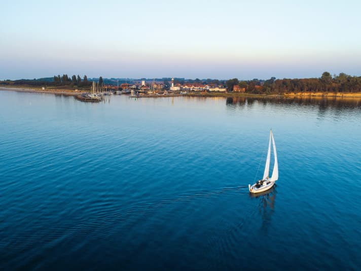   Le soir, les falaises s'illuminent et le port offre des couchers de soleil spectaculaires. Bientôt, les propriétaires de grands bateaux pourront également en profiter.