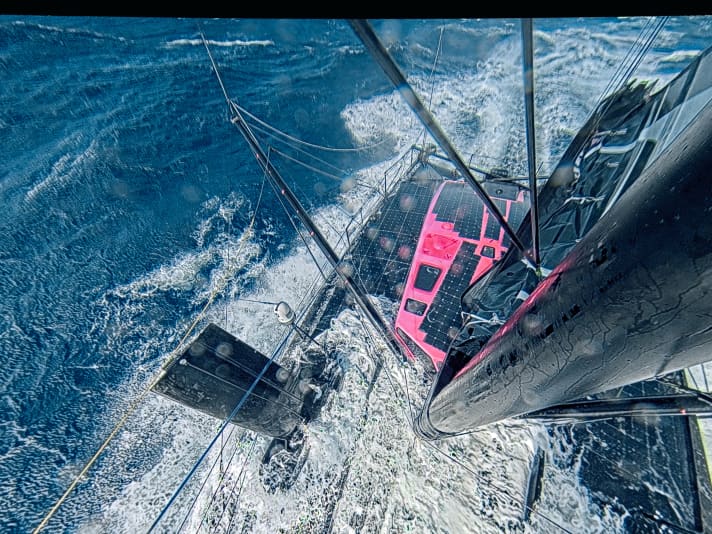   Dieses Bild entstand bei der jüngsten Vendée Globe im November 2020 – es hat ein wenig Symbolcharakter für Thomsons letzten Siegversuch, der unter einer Serie von technischen Rückschlägen litt und schließlich scheiterte