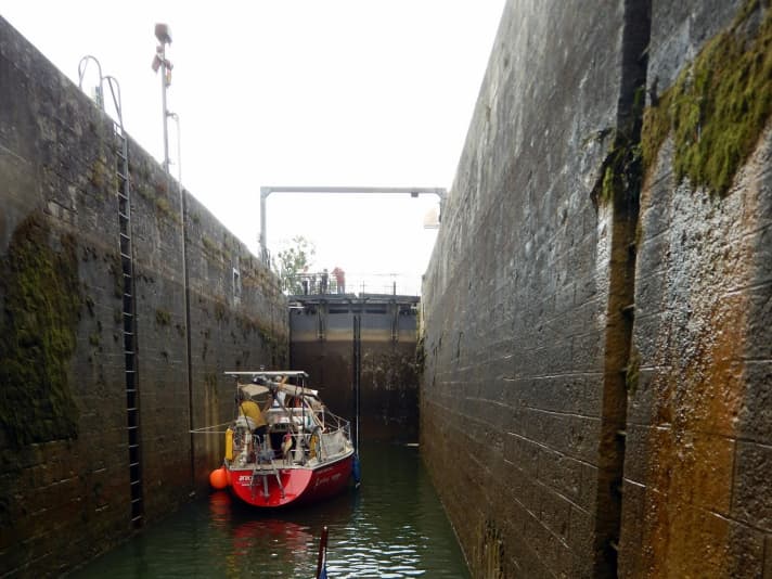   Up and down: "Aracanga" in one of the canal locks