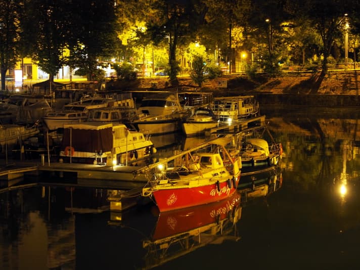   Ambiance de soirée à Mulhouse sur le canal du Rhône au Rhin