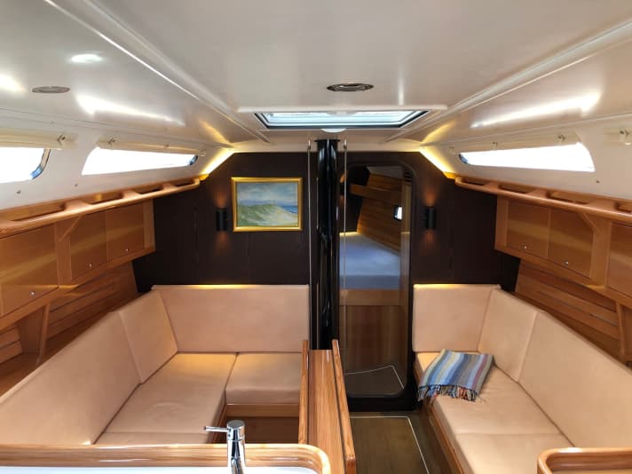   The interior of the Luffe 40.20 is largely the same as its predecessor. However, the headroom has increased by five centimetres