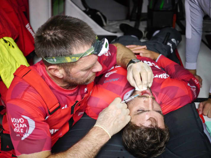   Surgery on campers: Tony Rae (l.) treats Mike Pammenter, who has suffered a facial injury