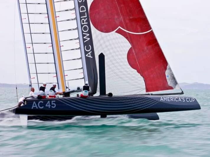   Prototipo: il primo AC 45 durante i test drive nel Golfo di Hauraki, al largo di Auckland/Nuova Zelanda, dove fu costruito.