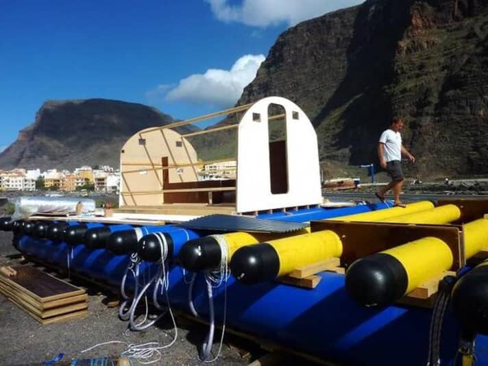   Costruzione della zattera a Gomera: la "cabina" è una stalla modificata per gli animali