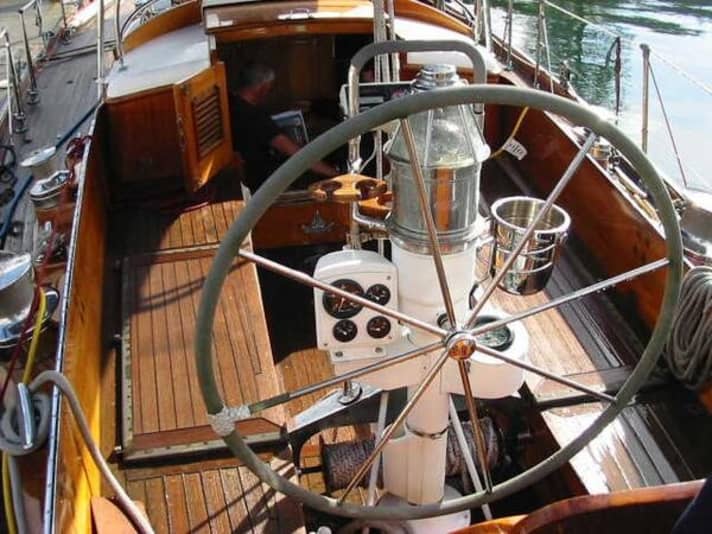   Le poste de pilotage de la voiture ancienne
