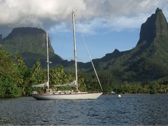   SY "Freya" dans une baie au mouillage devant Moorea