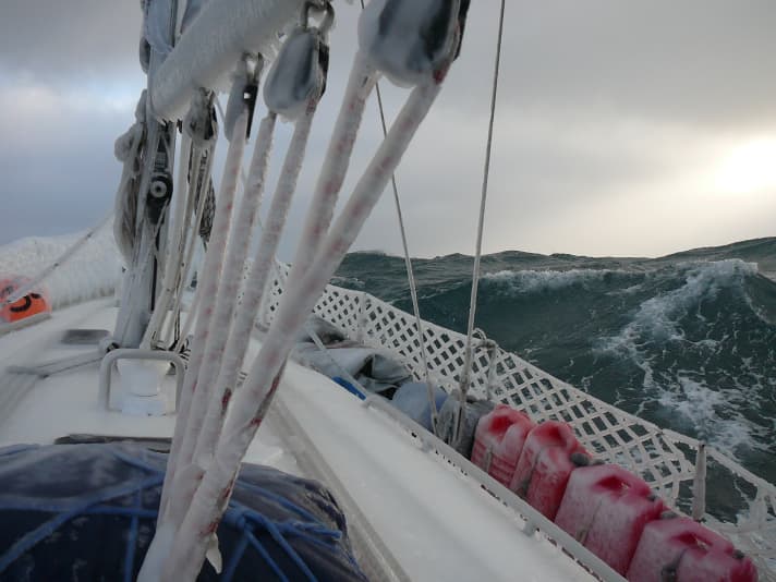   La "Perithia" si fa strada nel tempestoso Mare di Bering