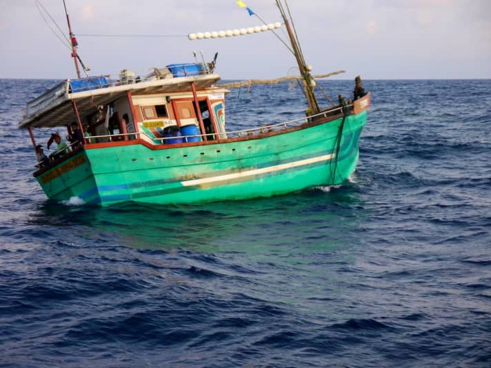   Tenersi ben lontani: Un peschereccio alla deriva e le sue reti a strascico possono rallentare velocemente un VO 70. È particolarmente difficile di notte, perché i pescatori operano spesso senza illuminazione.