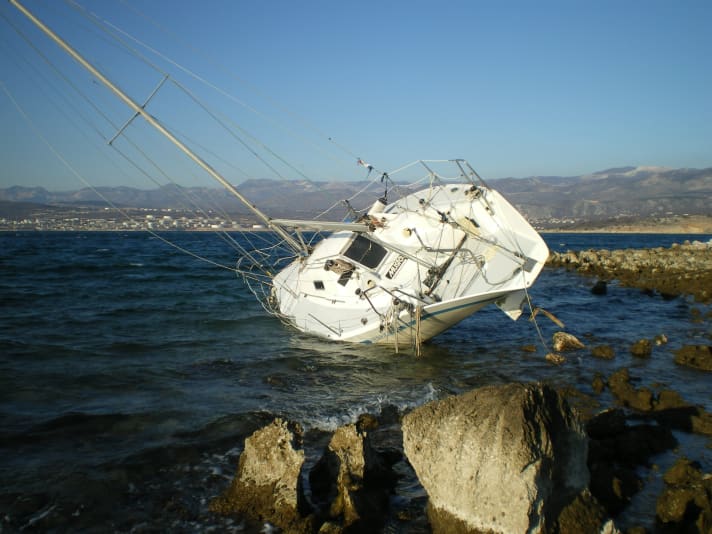  Victime de l'hiver. Ce yacht s'est échoué à Omisaj après que ses amarres ont été brisées par le gel.