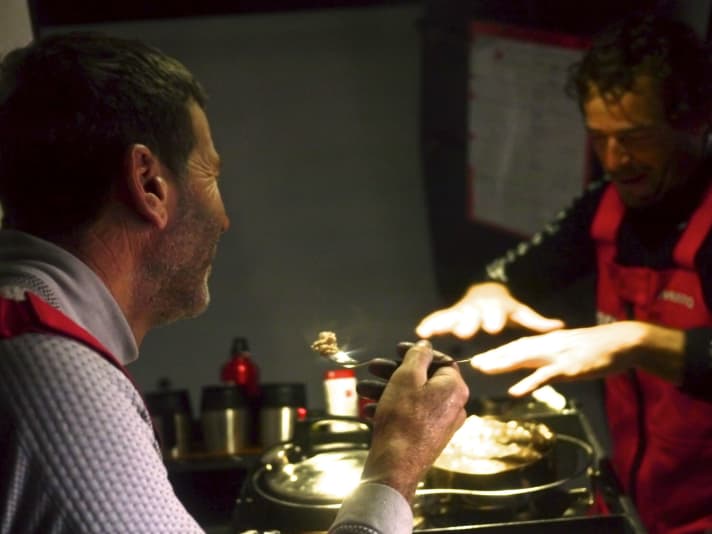   Kalamari und Thunfisch: Rob Salthouse, Campers Bootsbauer (l.), wird von Roberto Bermudez De Castro frisch verköstigt