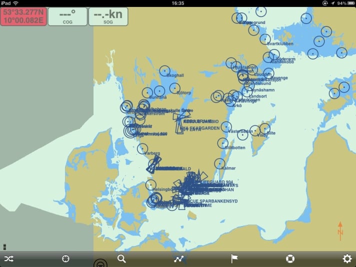   Even more AIS, the circles indicate weather stations with AIS transmitters. Among other things, wind force and direction can be called up