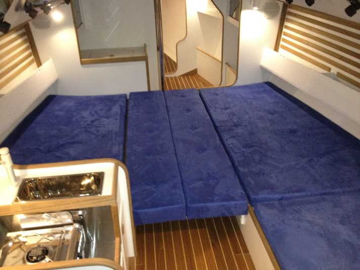   Geschlafen wird quer zum Schiff, im Vordergrund ist der kleine Pantry-Block zu sehen