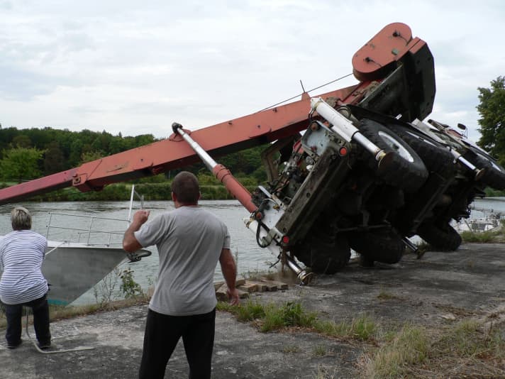  La grue tombe sur le yacht et démolit le rouf - les chenilleurs sont impuissants