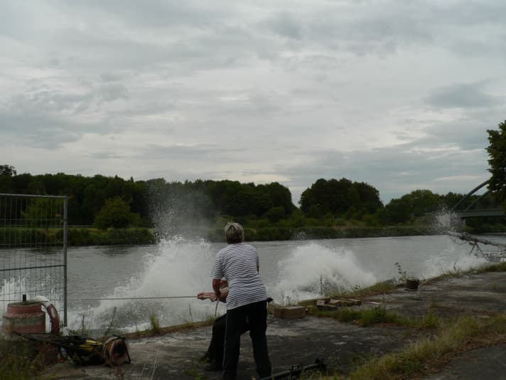   Der Kran ist über die Kante gegangen und im Mittellandkanal verschwunden