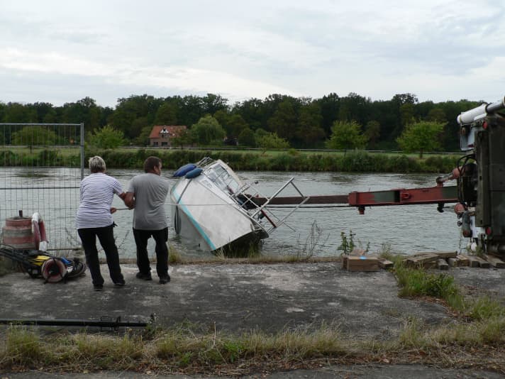   Paire de propriétaires sur les lignes de guidage, flèche de la grue sur le pont