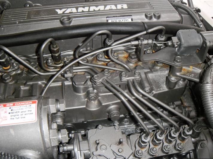   Brutto fotomontaggio di un numero di serie su una macchina