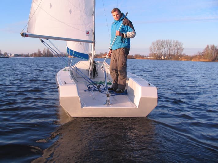   Zwei Schoten, eine Pinne: das aufs Wesentliche reduzierte Cockpit des Falcon