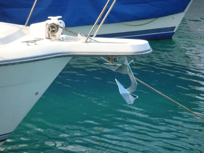   À bord, les ancres se glissent les unes dans les autres et s'adaptent à une ferrure d'étrave classique.