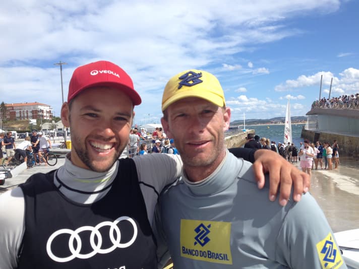   Avec l'ancienne idole et adversaire d'aujourd'hui : Philipp Buhl (à gauche) et Robert Scheidt, de 17 ans son aîné, qui doit probablement son apparence pas tout à fait typiquement brésilienne à son grand-père allemand et à sa mère suédoise.