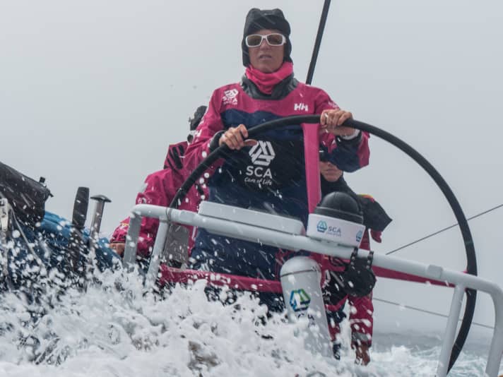   Aufgeben ist keine Option: Das Frauen-Team um Skipperin Sam Davies kämpft um jede Seemeile