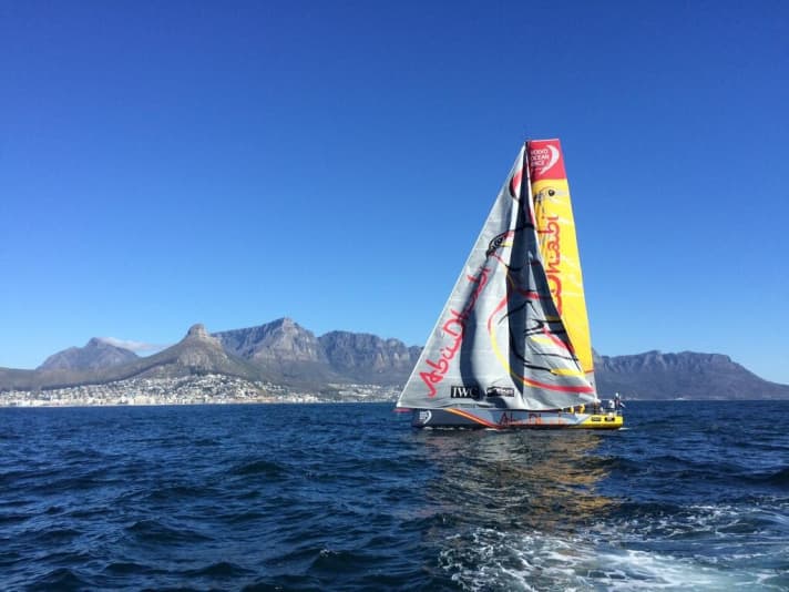  I nervi a bordo di "Azzam" hanno quasi iniziato a vacillare con il vento. Ma alla fine entrambi hanno retto, portando il Team Abu Dhabi di Ian Walker al traguardo come vincitore.