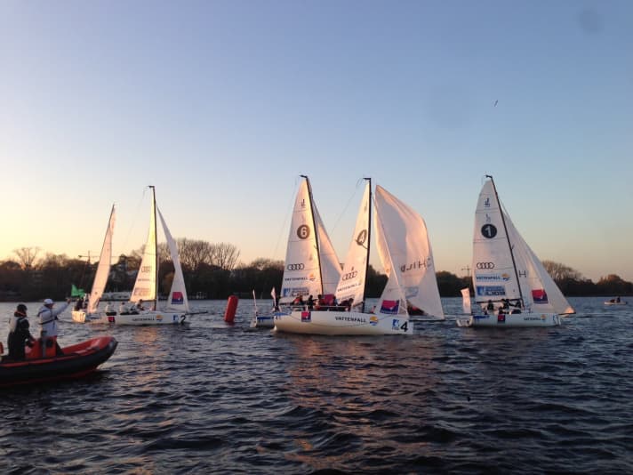   Die spannenden Relegationsrennen fanden bei Wind und Sonne auf der Hamburger Außenalster statt