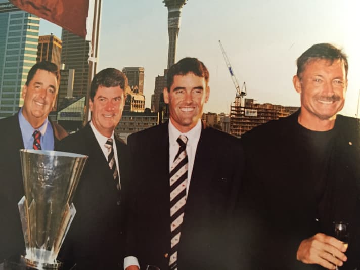   Vincitori della Louis Vuitton Cup uniti: Dennis Conner (a sinistra) con Yves Carcelle (Louis Vuitton), Russell Coutts e John Bertrand (a destra)