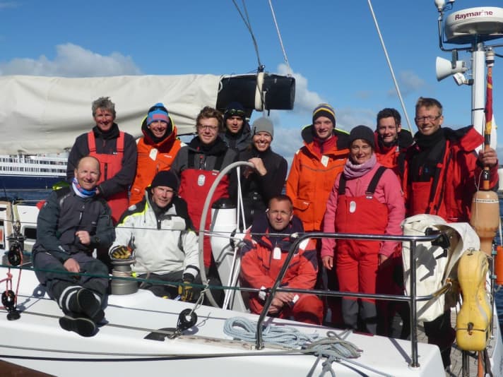   L'equipaggio della "Bank of Bremen" all'arrivo a Edimburgo