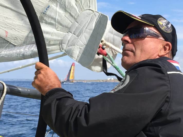   Einen Tag vor dem In-Port-Rennen vor Lorient in der Bretagne: Bekking am Steuer im Trainingsrennen. Im Hintergrund sein Bezwinger Ian Walker und dessen Team Abu Dhabi Ocean Racing