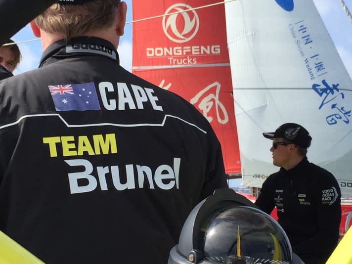   Team Brunels Navigator Andrew Cape nimmt schon einmal Maß und Charles Caudreliers Dongfeng Race Team ins Visier. Die französisch-chinesische Mannschaft ist der gefährlichste Gegner im Kampf um Platz zwei