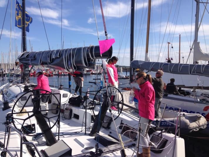   "Tutima"-Crew mit pinker Flagge für den Drittplatzierten bei der Kieler Woche
