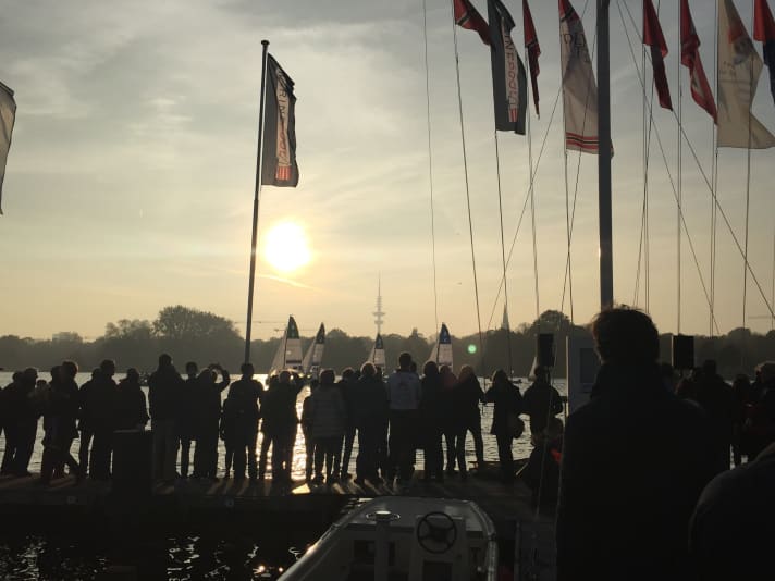   Autumn atmosphere at the final in Hamburg: The spectators on the pontoons enjoyed the last first division regatta of the third league season